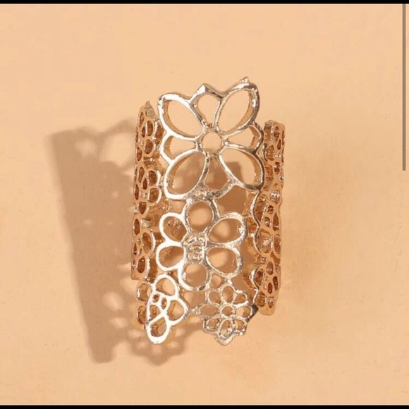 Gold hollow cuff ring - Picture 2 of 4